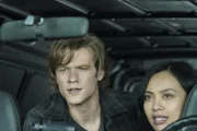 MacGyver (Lucas Till, l.); Desi (Levy Tran, r.)