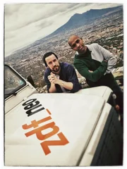 Amiaz Habtu (l.) und Jan Köppen in Italien. Im Hintergrund Neapel und der Vesuv.