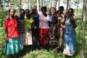Kate Humble (6.v.l.) mit Kuria-Frauen