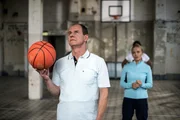 Voll konzentriert. Herr Zech (Olaf Burmeister) tritt f??r das Team der Lehrer- die "Einstein Mumiens"- an