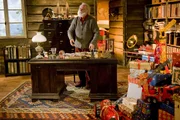 Der Weihnachtsmann (A. Wolff) bekommt die neueste Zutat für den „Tee der Erinnerung“.