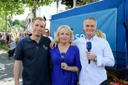 Die Moderatoren Constanze Angermann und Reinhard Schall (rechts) mit Zugreporter Jens Kölker.
