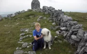 Mac lebt in Spiddal, einem kleinen Dorf an der Westküste Irlands. Mit seinem Hund Portia verbringt er viel Zeit in der Natur.