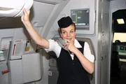 Mirja Boes erzählt als gemeine Stewardess den Fluggästen über den Bordfunk, wie schlecht der Kapitän im Bett ist.
