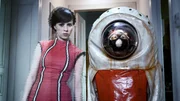 Verblüfft verfolgt die Analoge Halluzinelle (Nora Tschirner, li.), wie dem bislang eher steifen Aquarianer (Peter Princz, re.) plötzlich ganz leicht ums Herz wird.