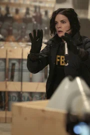 Mit einem Trick gelingt es Jane (Jaimie Alexander), den General, der droht, das Nervengaslager in die Luft zu sprengen, Schachmatt zu setzen. Doch dann wird deutlich, dass der verbohrte US-Soldat vier Fässer mit dem Kampfstoff an koreanische Unterhändler verkauft hat, die jetzt die New Yorker Börse vergiften wollen ...