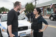 Als Nas (Archie Panjabi, r.) den Geiselnehmer durch einen gezielten Schuss tötet, obwohl dieser bereits aufgegeben hatte, verschärft dies den Konflikt zwischen ihr und Weller (Sullivan Stapleton, l.) gewaltig - mit unguten Folgen ...