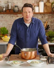 Jamie Oliver bereitet mit begrenzten Zutaten Essen zu. Wegen der besonderen Umstände, dient seine Familie als Crew für den Dreh.