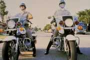 Officer Jon Baker (Larry Wilcox, l.) und Officer Francis 'Ponch' Poncherello (Erik Estrada)