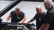 Beim Blick unter die Motorhaube sollte man mit Mike und Tommie nicht spaßen.