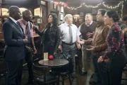 V.l.: Ray Holt (Andre Braugher), Terry Jeffords (Terry Crews), Rosa Diaz (Stephanie Beatriz), Hitchcock (Dirk Blocker), Scully (Joel McKinnon Miller), Jake Peralta (Andy Samberg), Amy Santiago (Melissa Fumero)