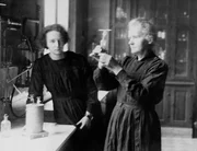 Marie Curie und Tochter Irene im Labor.