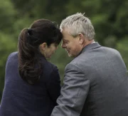 (7. Staffel) - Eigentlich könnte alles so schön sein, doch Louisa (Caroline Catz, l.) und Martin (Martin Clunes, r.) haben ein riesiges Eheproblem ...