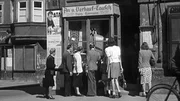 Menschen vor einem Tauschladen.