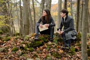 Sarah (Tatiana Maslany) versteckt sich mit Felix (Jordan Gavaris) in einem abgelegenen Waldstück.