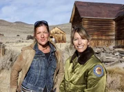 NDR Fernsehen AUF DER HARLEY DURCH KALIFORNIEN, "Mit Katy Karrenbauer durch Wüsten und Wälder, Folge 1", am Mittwoch (16.11.11) um 15:15 Uhr.
BILDER KÖNNEN AUCH FÜR FOLGE 2 VERWENDET WERDEN!
Katy Karrenbauer mit Rangerin im verlassenen Goldgräberstädtchen Bodie.