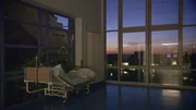 Ein leeres Patientenbett im Flur des Krankenhauses.