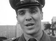 Auch Schlagerstar Frank Schöbel musste mit der Einführung der Allgemeinen Wehrpflicht 1962 für 18 Monate den Waffenrock überstreifen. Allerdings konnte der populärste Sänger der DDR seinen Armeedienst als Sänger im Erich-Weinert-Ensemble der NVA ableisten.