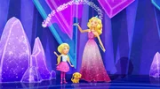 Barbie (r.) und Chelsea haben eine große Aufgabe in Dreamtopia: Für die anstehende Juwelenzeremonie muss die Juwelenmaschine dringend repariert werden. Für die beiden Schwestern steht fest: Gemeinsam werden sie das schaffen!