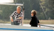 Hannes Jaenicke (li.) lädt Pierre zu einem Segelbootausflug auf dem Ammersee ein.