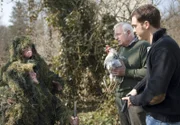 ARD/HEITER BIS TÖDLICH - FUCHS UND GANS, neue Krimiserie (16 Folgen), Folge 15 "Die Erbin", am Donnerstag (17.01.13) um 18.50 Uhr im Ersten.
Attentat auf Huhn Charotte: Urban Fuchs (Peter Bongartz, 2.v.r.)  und Stefan Fuchs (Tobias van Dieken, r.) finden im Garten das zerzauste Huhn und die beiden Übeltäter Prof.  Mühlberger (Ernst Konarek, l.) und Dr Paul Zirbe (Christian Ahlers, 2.v.l.) , die sich als Büsche getarnt an ihr Opfer herangepirscht haben.