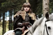 Bran (Isaac Hempstead-Wright) hat sich soweit erholt, daĂ er mit einem Spezialsattel sogar wieder reiten darf..