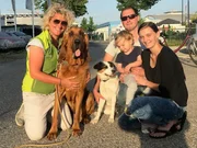 V.l.: Alexandra Grunow und ihr Bloodhound "Hitchcock", Hündin "Nala" und ihre Besitzer Robert Feinig mit Tochter Sophie Lippitz-Feinig und Jean Magdalena Lippitz.