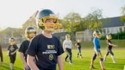 Phil beim Football Training, das auch verhindern soll, dass er von seinen traurigen Gefühlen überrumpelt wird.