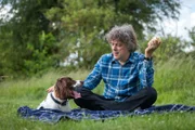 Ted (l.); Alan Davies (r.)