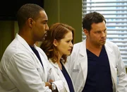 Konsternierte Ärzte:Jason George als Dr. Ben Warren, Sarah Drew als Dr. April Kepner, Justin Chambers als Dr. Alex Karev (Copyright SRF / ABC Studios)