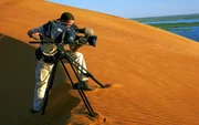 Der Kameramann Alexander Hein bei Dreharbeiten auf der "Grossen Düne" von Gao am Niger, wo die Sahara endet.