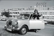 Aenne Burda 1973 mit Rolls Royce Mini vor dem Verlagsgebäude, gebaut von Egon Eiermann, steigt in das Auto, S.15