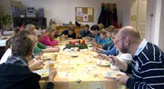 Diakon Micha Richter mit der jungen Gemeinde