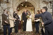 Martin (Martin Clunes, M.l.) und Louisa (Caroline Catz, M.r.) heiraten endlich und zur Hochzeit und Empfang kommen viel mehr Leute als sie erwartet haben ...