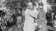 Kaiser Wilhelm II. hält einem Offizier die Faust unter das Kinn.