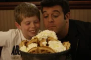Adam Richman (r.)