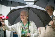 <p>Blumen für die Königin – Margrethe II. bei der Ringreiterparade.</p>