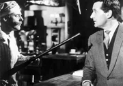 Patrick Macnee (r.)