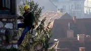 "Über den Dächern von Graz - Geschichten aus Österreich". Die einzigartigen Terracotta-Dächer der Grazer Altstadt zählen nicht nur zum historischen Weltkulturerbe, sondern bergen auch jede Menge Geheimnisse. Über und unter den roten Tonziegeln eröffnen sich lebendige, unerwartete und skurrile Welten. Die Dokumentation 'Über den Dächern von Graz' erforscht den spannenden Mikrokosmos an der Grazer 'Dachgrenze'.
