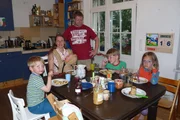 Mandy mit Ehemann Stefan und den Kindern Noa, Demian und Zoé.