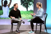 Sportwissenschaftlerin und Food Coach Jasmin Brandt zeigt Moderator Dennis Wilms. einfache, effiziente Yoga-Übungen für Einsteiger.