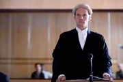 Clive Reader (Rupert Penry-Jones) verteidigt einen anderen Angeklagten
