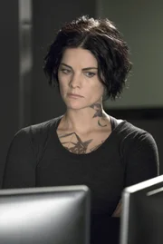 Wird immer wieder von Erinnerungen eingeholt : Jane (Jaimie Alexander) ...