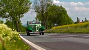Protagonisten Ludwig Jatzwauk u Wolfgang Wittrien im Oldtimer auf der B96.