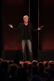 Werner Schmidbauer führt als Moderator durch die Jubiläumssendung von "radioSpitzen live vor Ort" im Alten Speicher in Ebersberg.