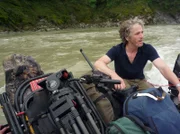 Tierfilmer Gordon Buchanan fährt seine Ausrüstung den Fluss hinauf.