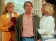 Tony (Tony Danza, M.) wird hellhörig, als ihm Kathleen (Kate Vernon, r.) eröffnet, dass sie ihn ihrem Vater vorstellen will. Angela (Judith Light, l.) amüsiert sich königlich.