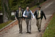 Staller (Helmfried von Lüttichau, l.) und Riedl (Paul Sedlmeir, r.) sind doch sehr überrascht, als sie im Seminarzentrum "Boll Coaching" auf ihren Vorgesetzter Girwidz (Michael Brandner, M.), der eigentlich auf einer Polizeifortbildung sein sollte, stoßen ...