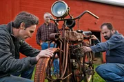 American Pickers Season1 EP Back Breaker, American Pickers Die Troedelsammler Staffel1 EP Die Jukebox
Mike Wolfe and Frank Fritz examine an old moto bike..