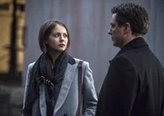 Thea Queen (Willa Holland) und Malcolm Merlyn (John Barrowman)